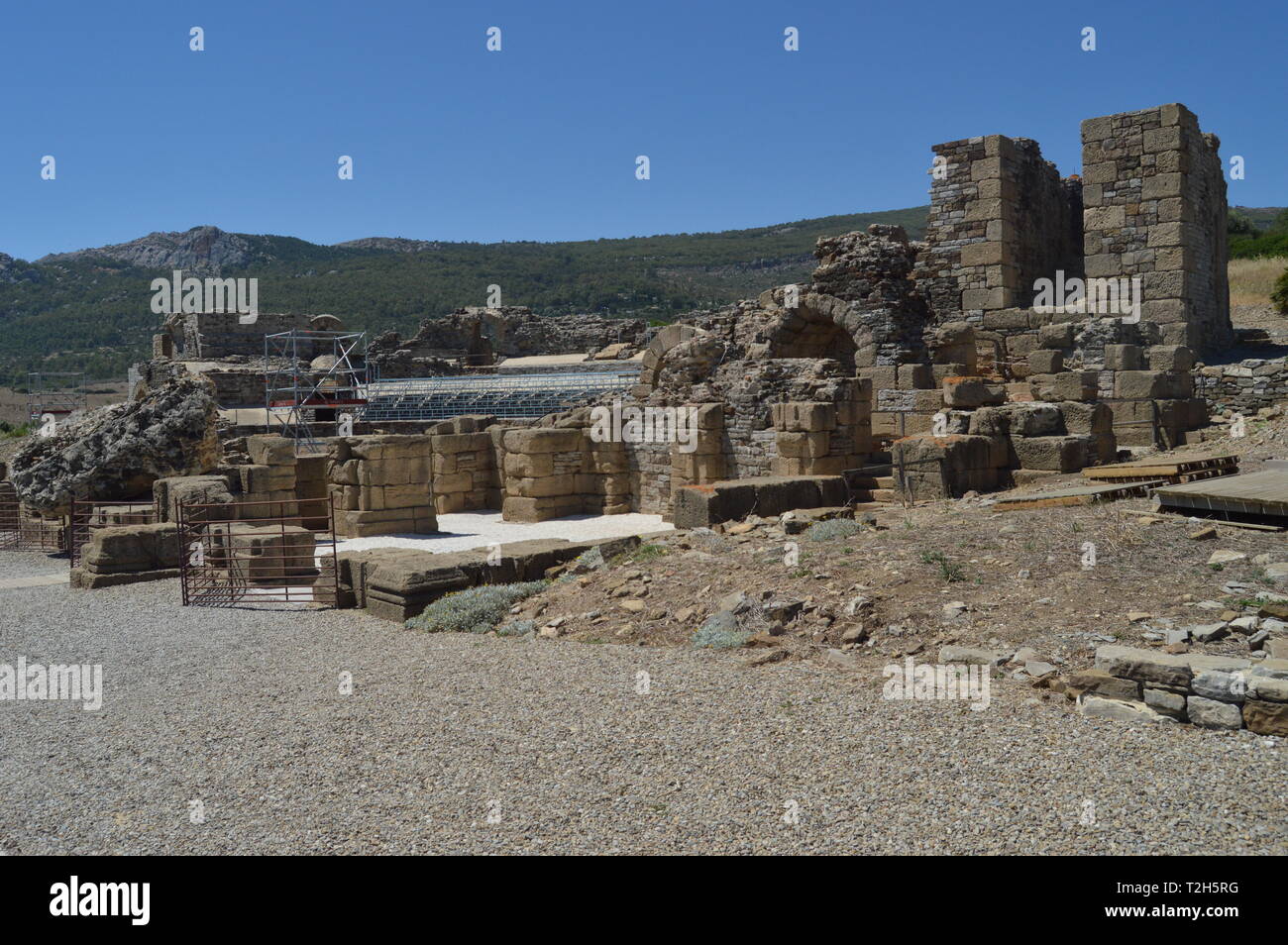 Teatro in città romana Baelo Claudia risalente al II Secolo a.c. spiaggia di Bologna in Tarifa. Natura, architettura, storia, archeologia. Luglio 10, 2014. Foto Stock