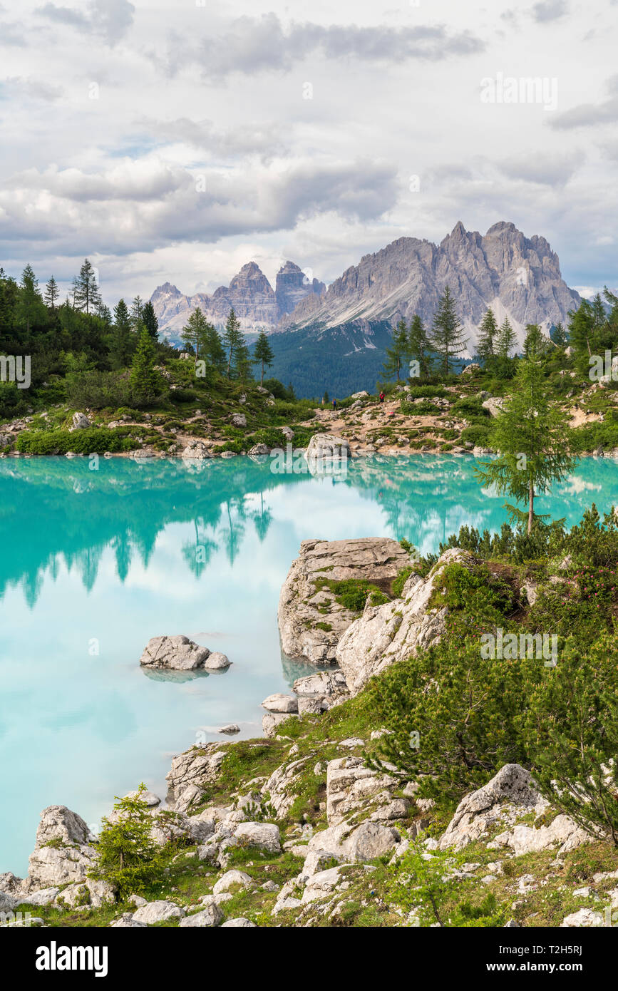 Il lago di Sorapis da Tre Cime di Lavaredo e Cadini gruppo montuoso a Cortina d'Ampezzo, Italia, Europa Foto Stock