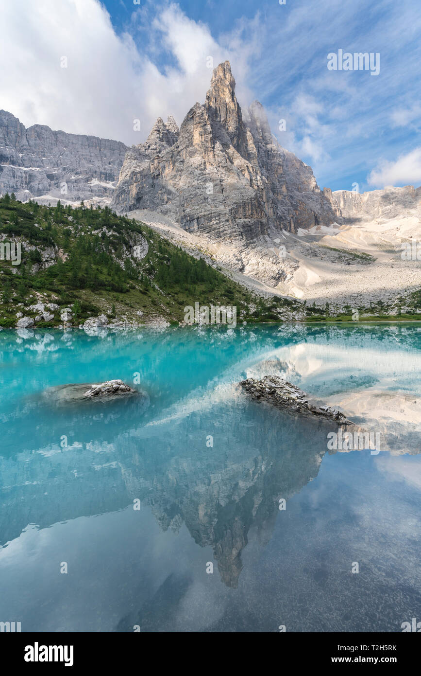 Sorapis gruppo di montagna sopra il lago di Sorapis a Cortina d'Ampezzo, Italia, Europa Foto Stock