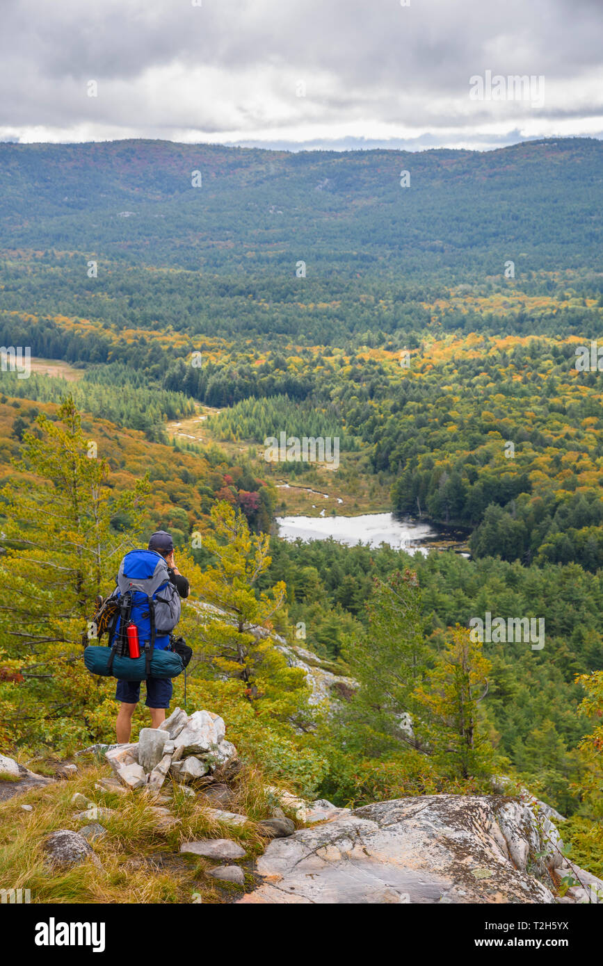 Escursionista su La Cloche Silhouette Trail a Killarney Provincial Park, Ontario, Canada, America del Nord Foto Stock