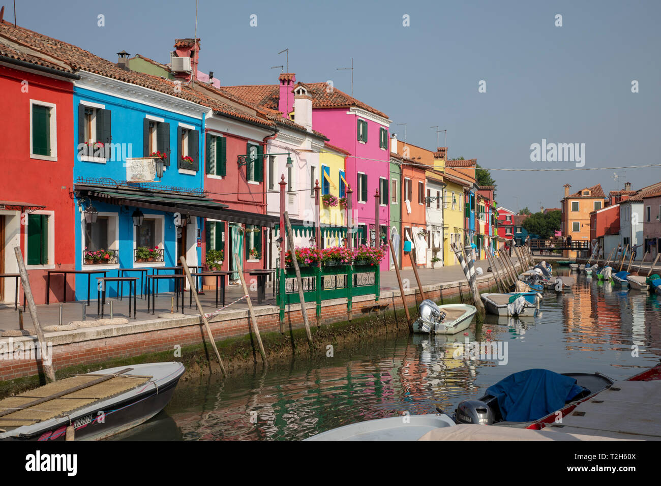 Gli edifici colorati sul canale di Burano, Italia, Europa Foto Stock