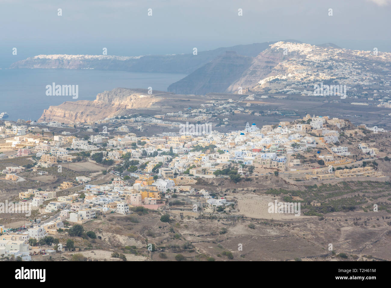 Vista in elevazione di Pyrgos a Santorini, Grecia, Europa Foto Stock