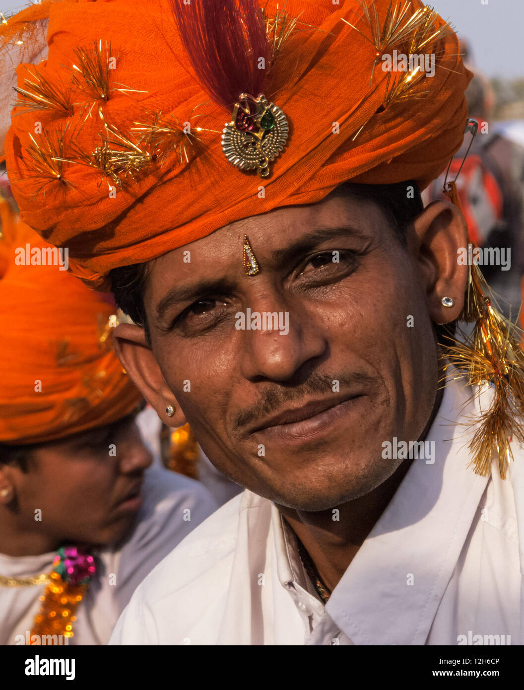 Sorridenti Rajput musicista in abito tradizionale per l'annuale festival di elefante a Jaipur, India Foto Stock