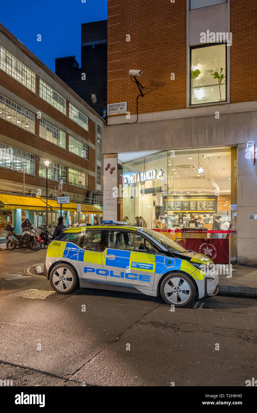 Auto elettrica di polizia Londra 2019 - London Metropolitan Police Auto elettrica di polizia BMW i3 ferma di notte su London Street fuori dal bar Foto Stock