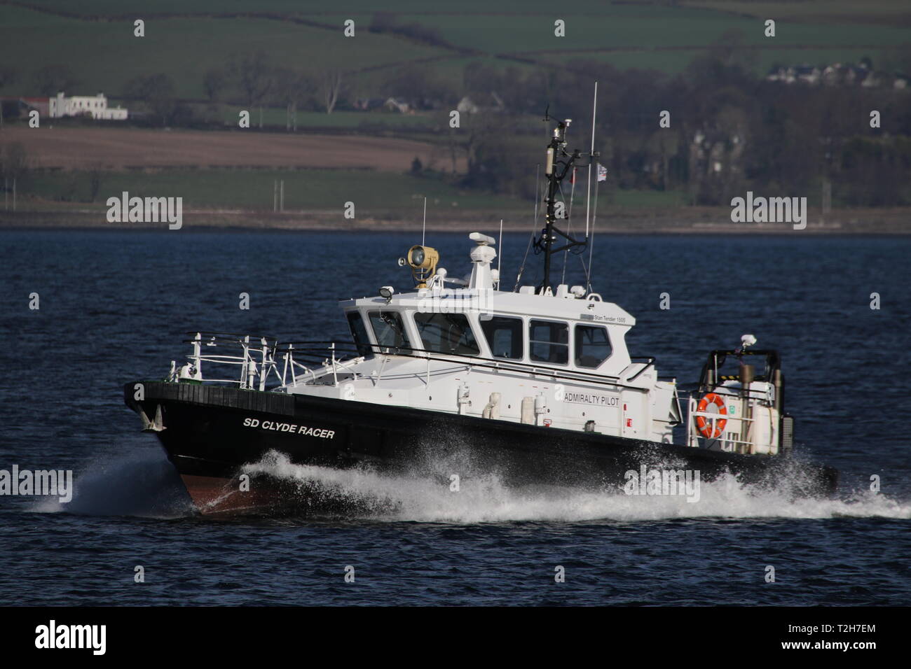 SD Clyde Racer, un Ammiragliato nave pilota sulla base del Firth of Clyde, passando Greenock durante le fasi di arrivo di esercizio comune della Warrior 19-1. Foto Stock