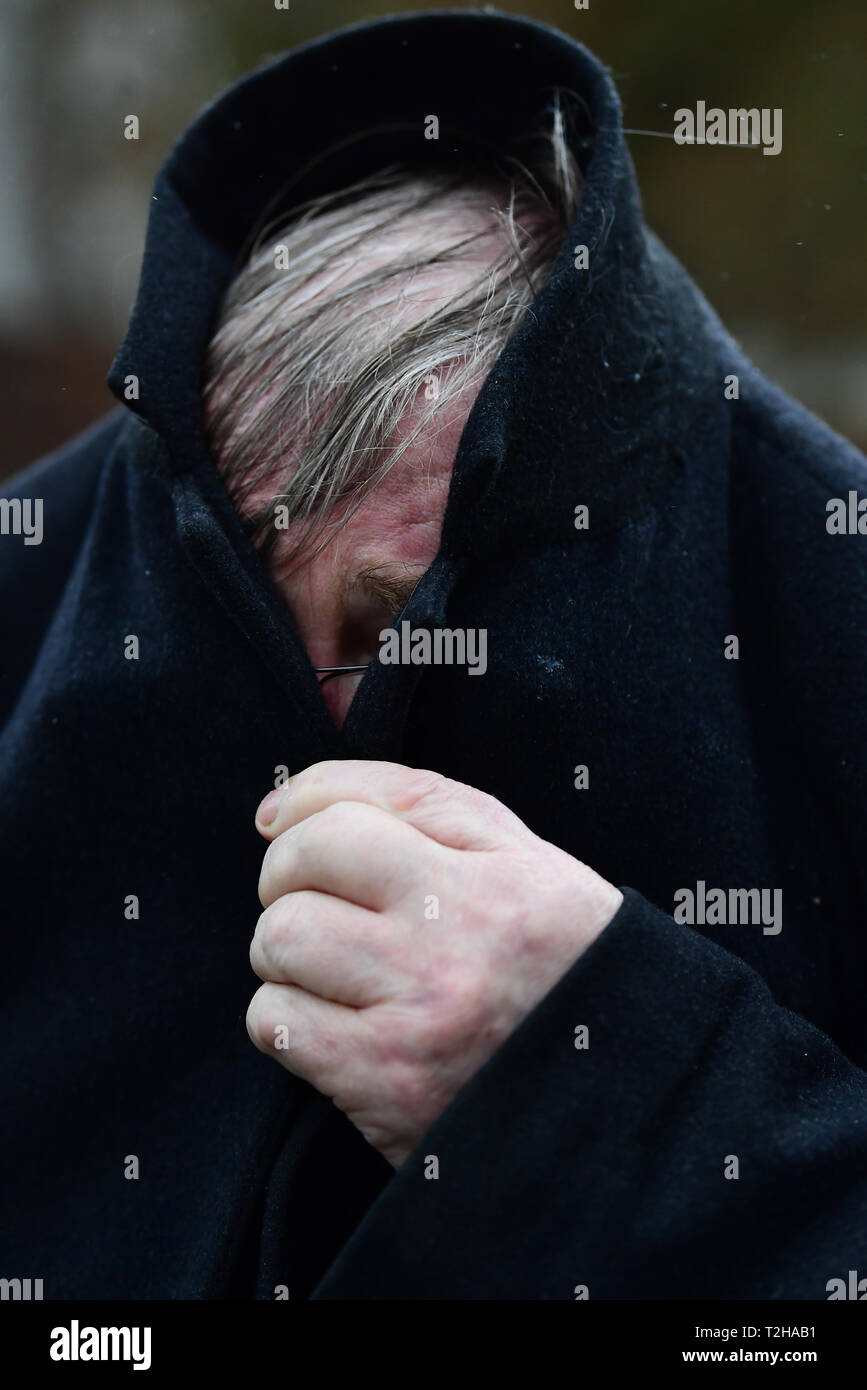 John Keogh, 74, lascia Camberwell Green Corte dei magistrati in cui egli ha negato a sfondo razziale abusando di un lavoratore in Coral bookmakers su Peckham High Street in agosto 2018. Signor Keogh avrebbe detto "quando arriva Brexit vi sarà andato' per Anneka Davis. Foto Stock