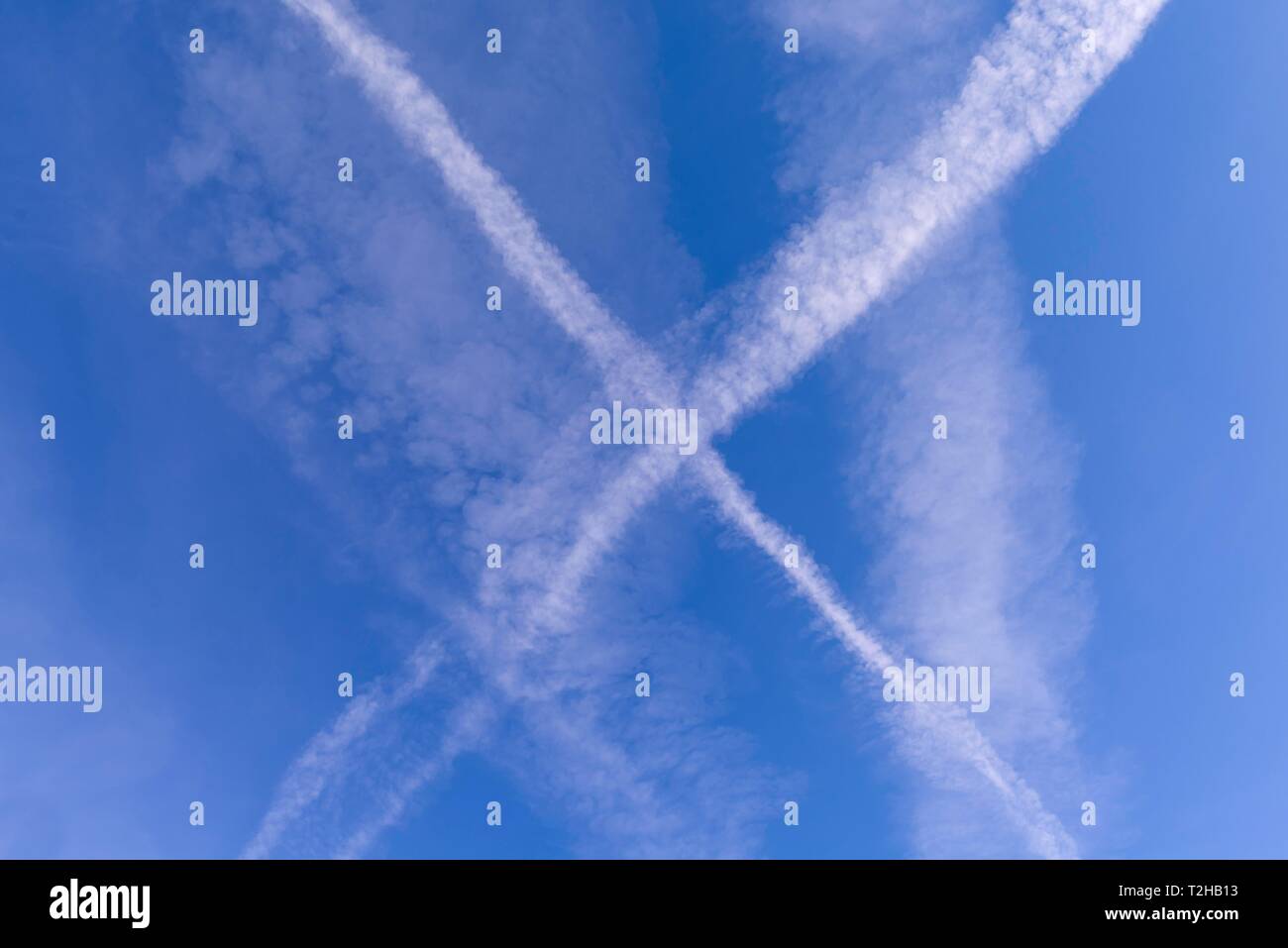 Attraversando le scie di condensazione nel cielo, Baviera, Germania Foto Stock