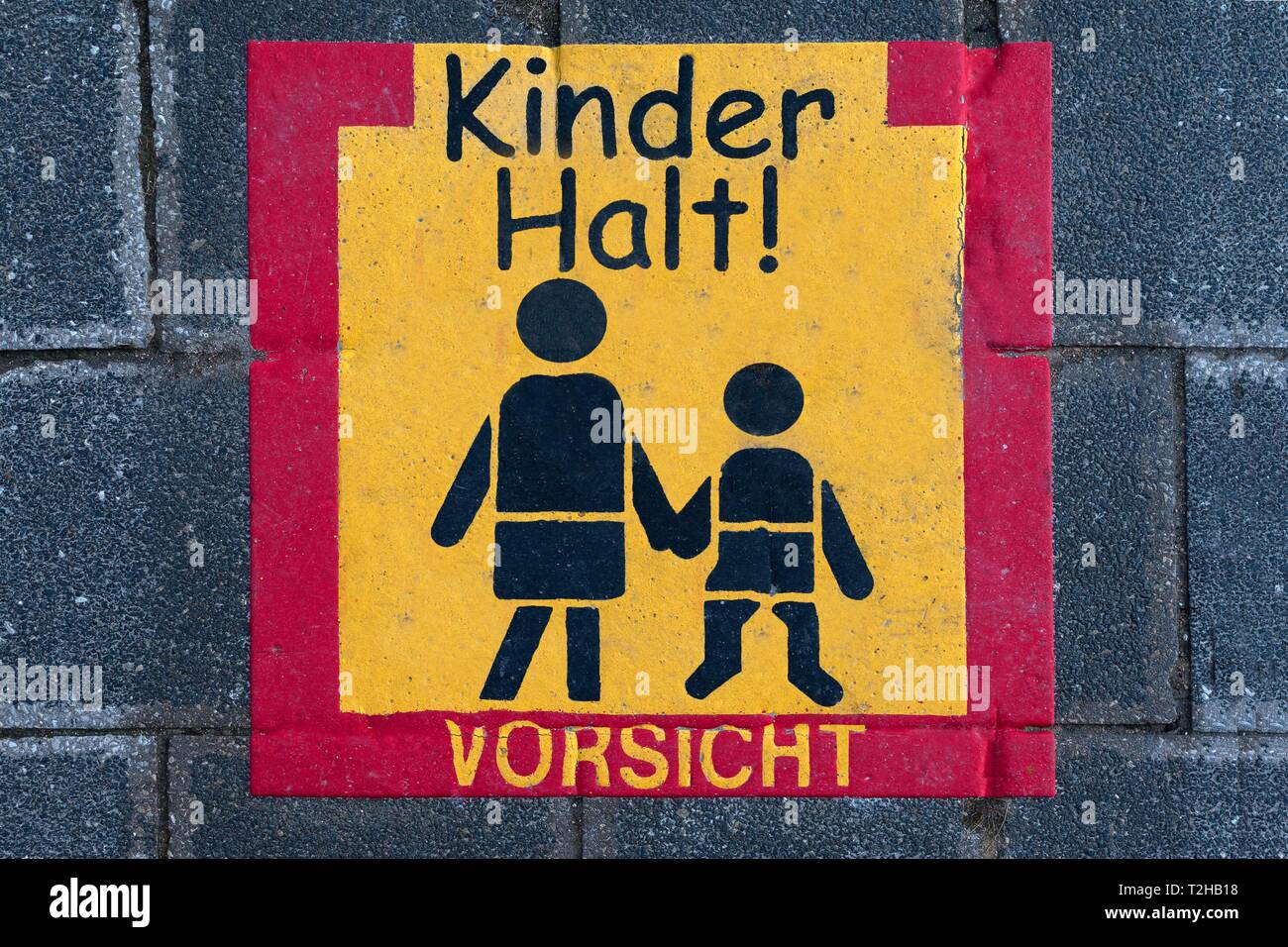 Segni di traffico su un marciapiede, state attenti ai bambini, Baviera, Germania Foto Stock
