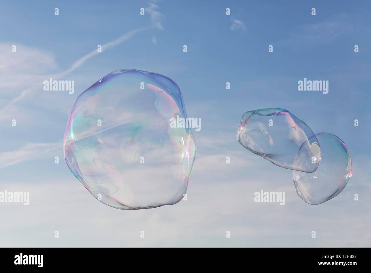 Tre grandi bolle di sapone di fronte una luce blu del cielo, Dusseldorf, Renania settentrionale-Vestfalia, Germania Foto Stock