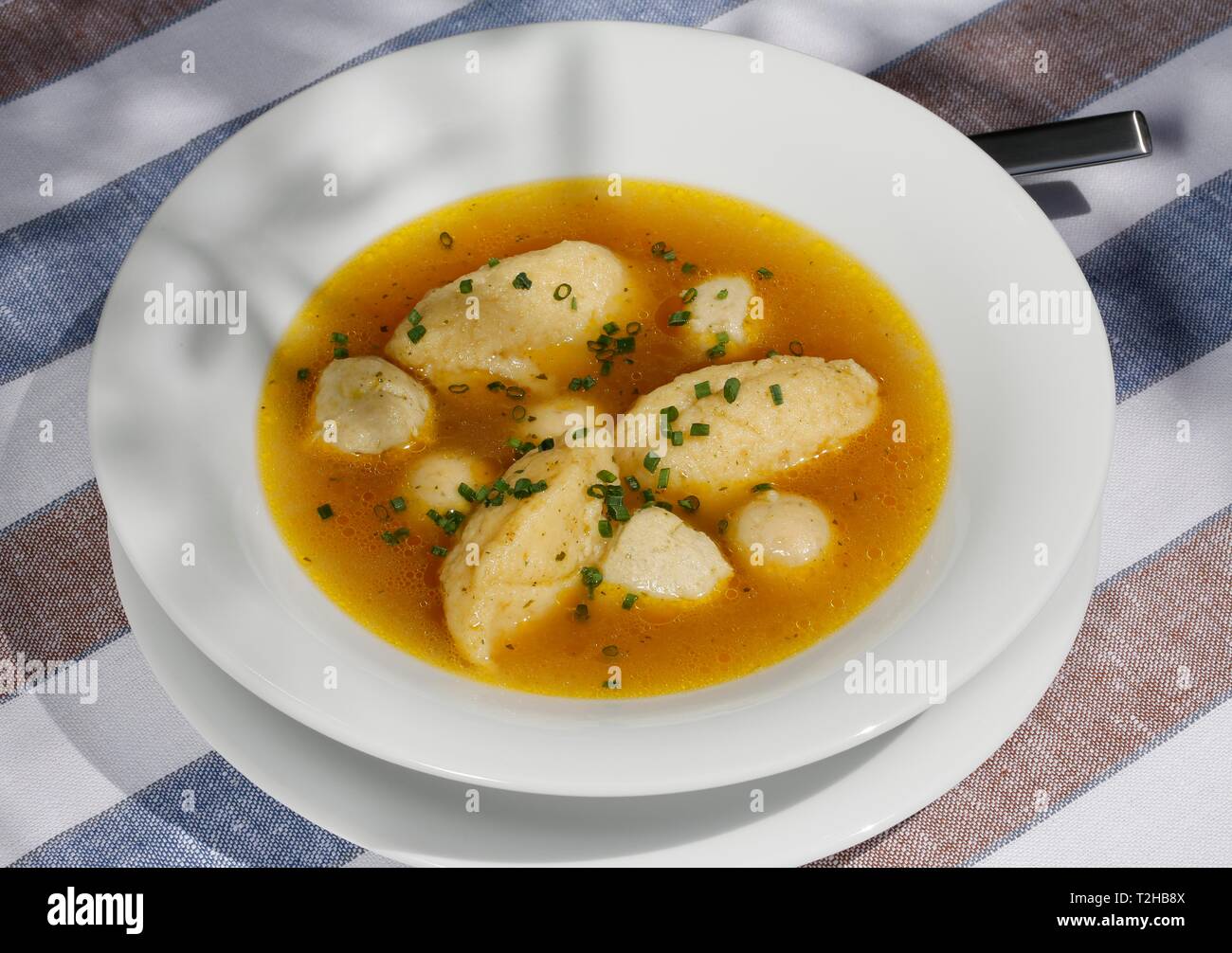 Cucina sveva, zuppa di piastra con zuppa di nozze, Brodo con gnocchi di midollo, gnocchi di semolino, il bratwurst gnocchi e erba cipollina, Germania Foto Stock