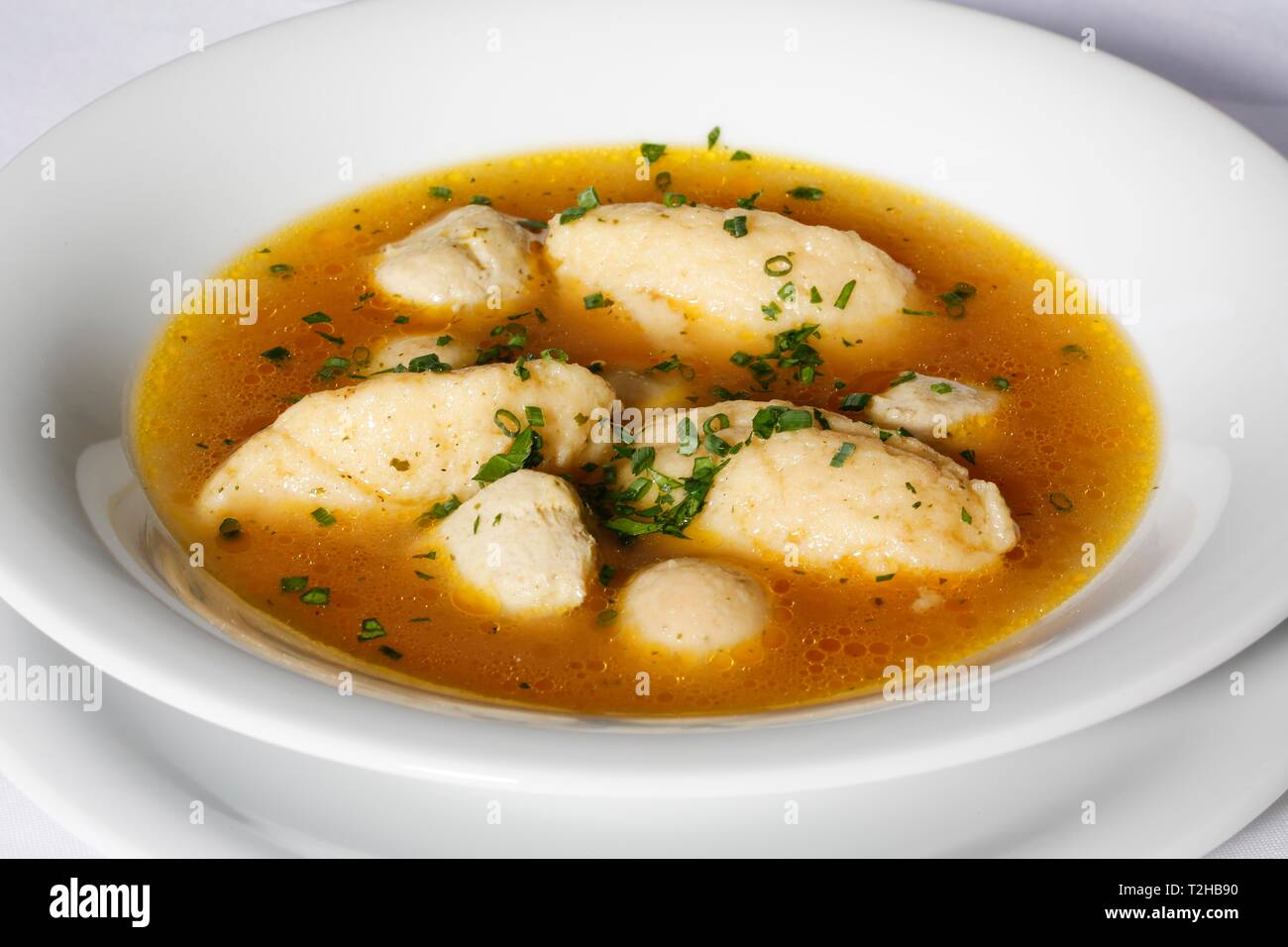 Cucina sveva, zuppa di piastra con zuppa di nozze, Brodo con gnocchi di midollo, gnocchi di semolino, il bratwurst gnocchi e erba cipollina, Germania Foto Stock