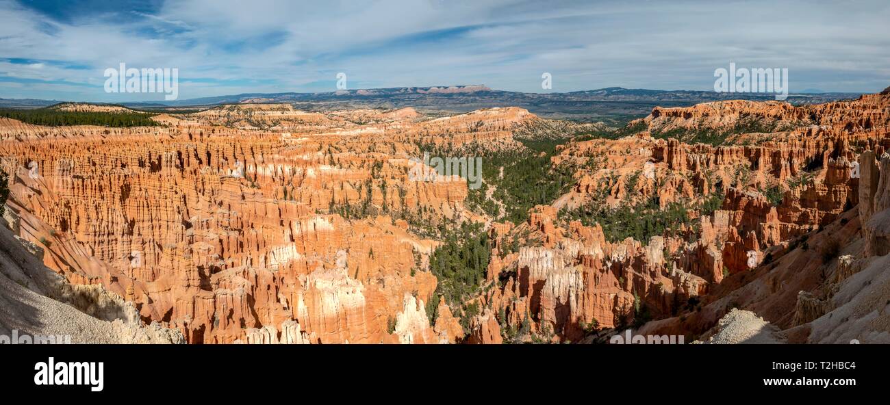 Strano paesaggio roccioso con hoodoos, rossastro formazioni arenarie, Inspiration Point, Parco Nazionale di Bryce Canyon, Utah, Stati Uniti d'America Foto Stock