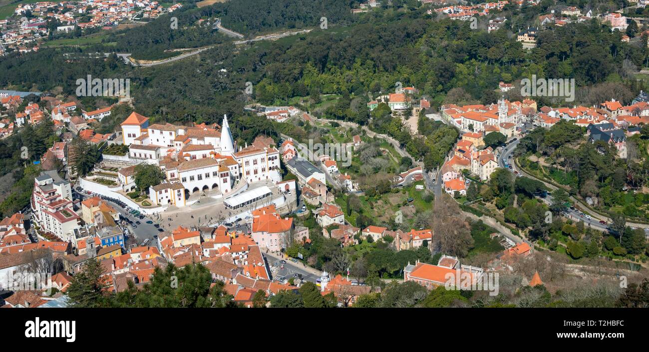 Vista di Sintra con il Palazzo Nazionale dal di sopra, Palacio Nacional de Sintra, il paesaggio culturale di Sintra, Sintra, Portogallo Foto Stock