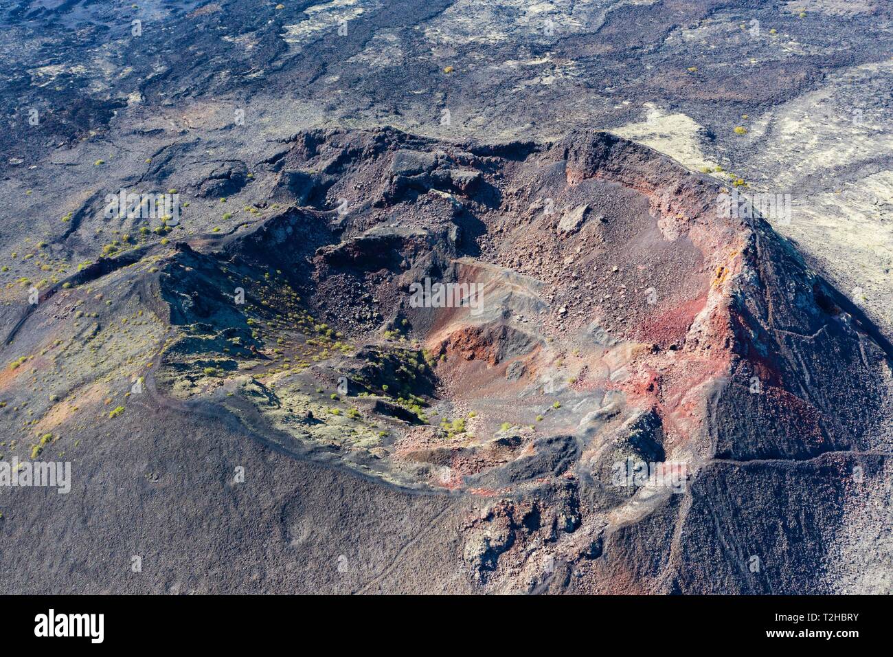 Cratere del cono vulcanico di Santa Catalina, vicino a Tinajo, drone shot, Lanzarote, Isole Canarie, Spagna Foto Stock