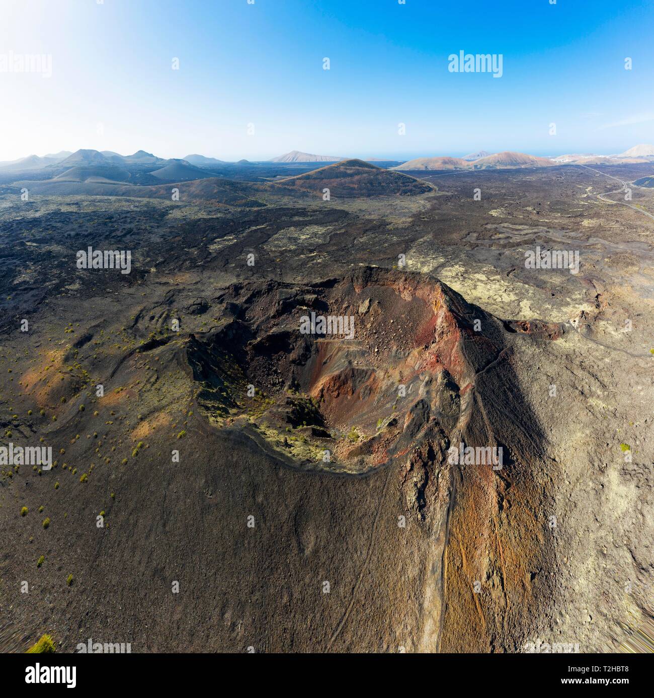 Cratere del cono vulcanico di Santa Catalina, dietro il fuoco montagne, vicino a Tinajo, drone shot, Lanzarote, Isole Canarie, Spagna Foto Stock