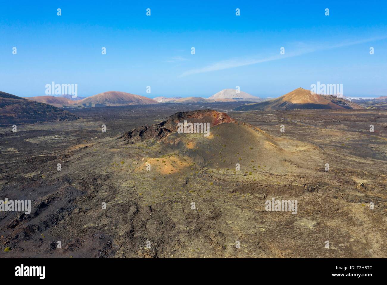 Cratere del cono vulcanico di Santa Catalina, dietro il fuoco montagne, vicino a Tinajo, drone shot, Lanzarote, Isole Canarie, Spagna Foto Stock