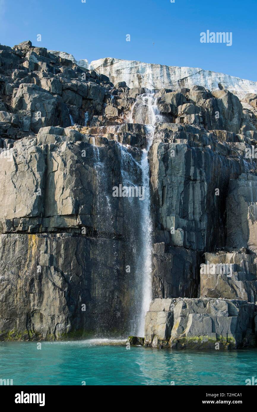 Cascata in un ghiacciaio su Alkefjellet, Svalbard artico, Norvegia Foto Stock