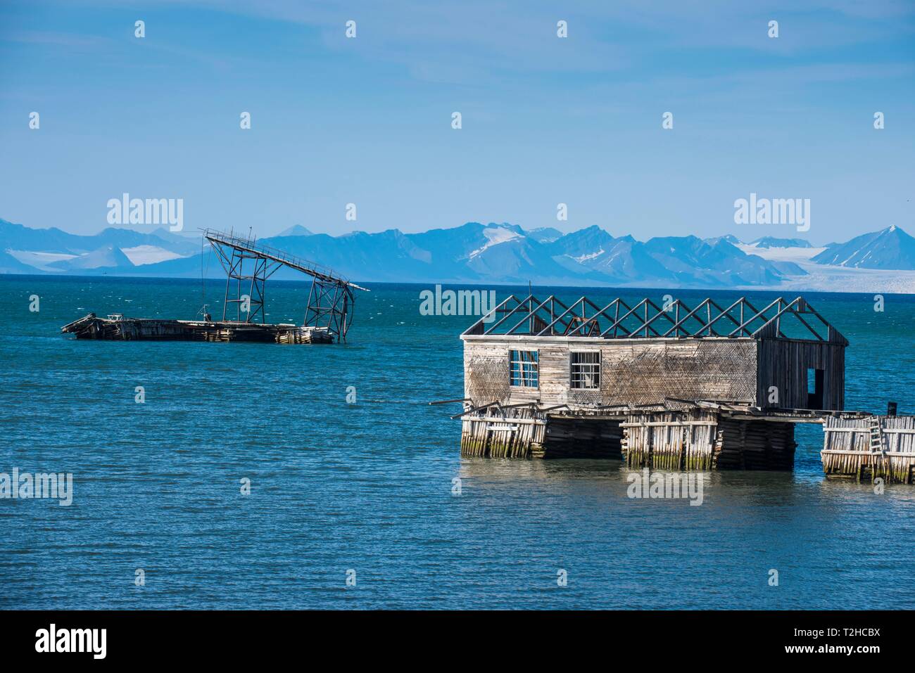 Case di legno, i ruderi della vecchia miniera di carbone russa nell'Oceano Atlantico, Colesbukta, Svalbard artico, Norvegia Foto Stock