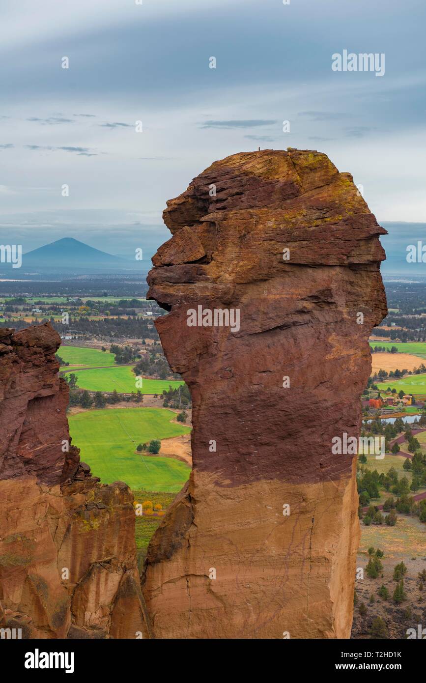 La formazione di Rock, rock ago muso di scimmia, retro del Monte Cofano, Smith Rock State Park, Oregon, Stati Uniti d'America Foto Stock