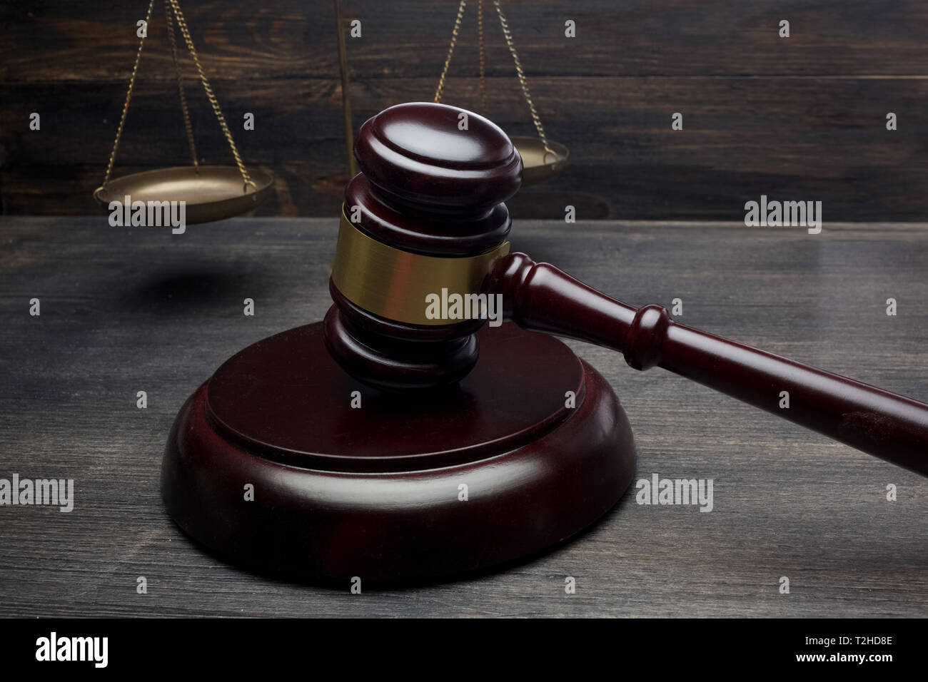 Giudici Martello e scala di giustizia sulla tavola nera BackgroundLaw concetto. Foto Stock