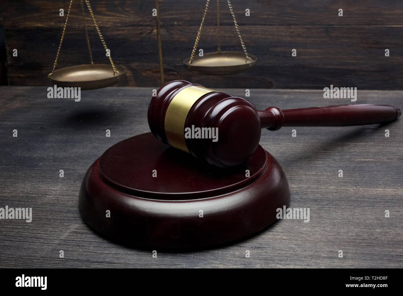 Giudici Martello e scala di giustizia sulla tavola nera BackgroundLaw concetto. Foto Stock