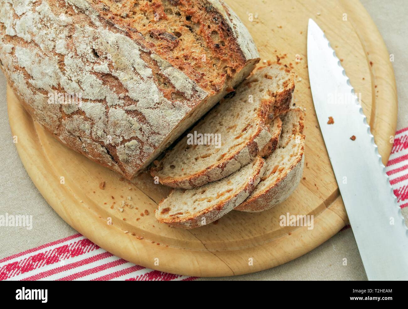 Cipolla a fette il pane su una tavola di legno, Coltello per pane, country kitchen, Germania Foto Stock Cipolla a fette il pane su una tavola di legno, Coltello per pane, country kitchen, Germania Foto Stock
