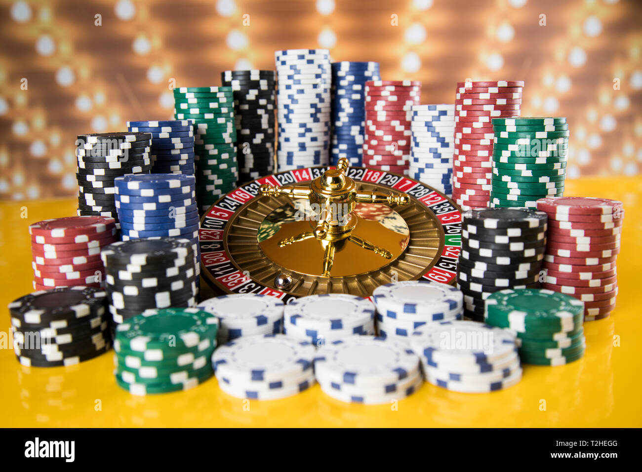 Poker chips sul tavolo da gioco, roulette ruota in movimento, sullo sfondo del casinò Foto Stock