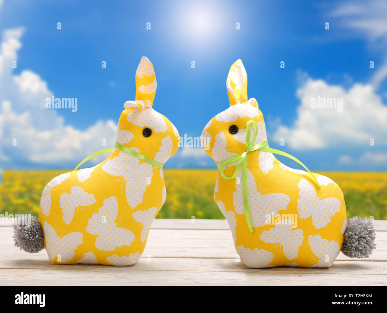 Due giallo di Pasqua coniglietti e spazio vuoto per il testo. Vacanze di Pasqua concetto. Foto Stock