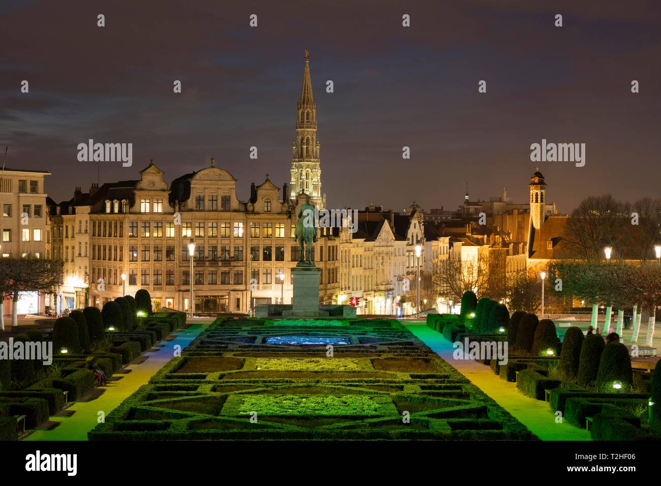 Vista sulla città, vista dalla piazza illuminata Mont des Arts per il municipio e la città bassa, night shot, Bruxelles, Belgio Foto Stock