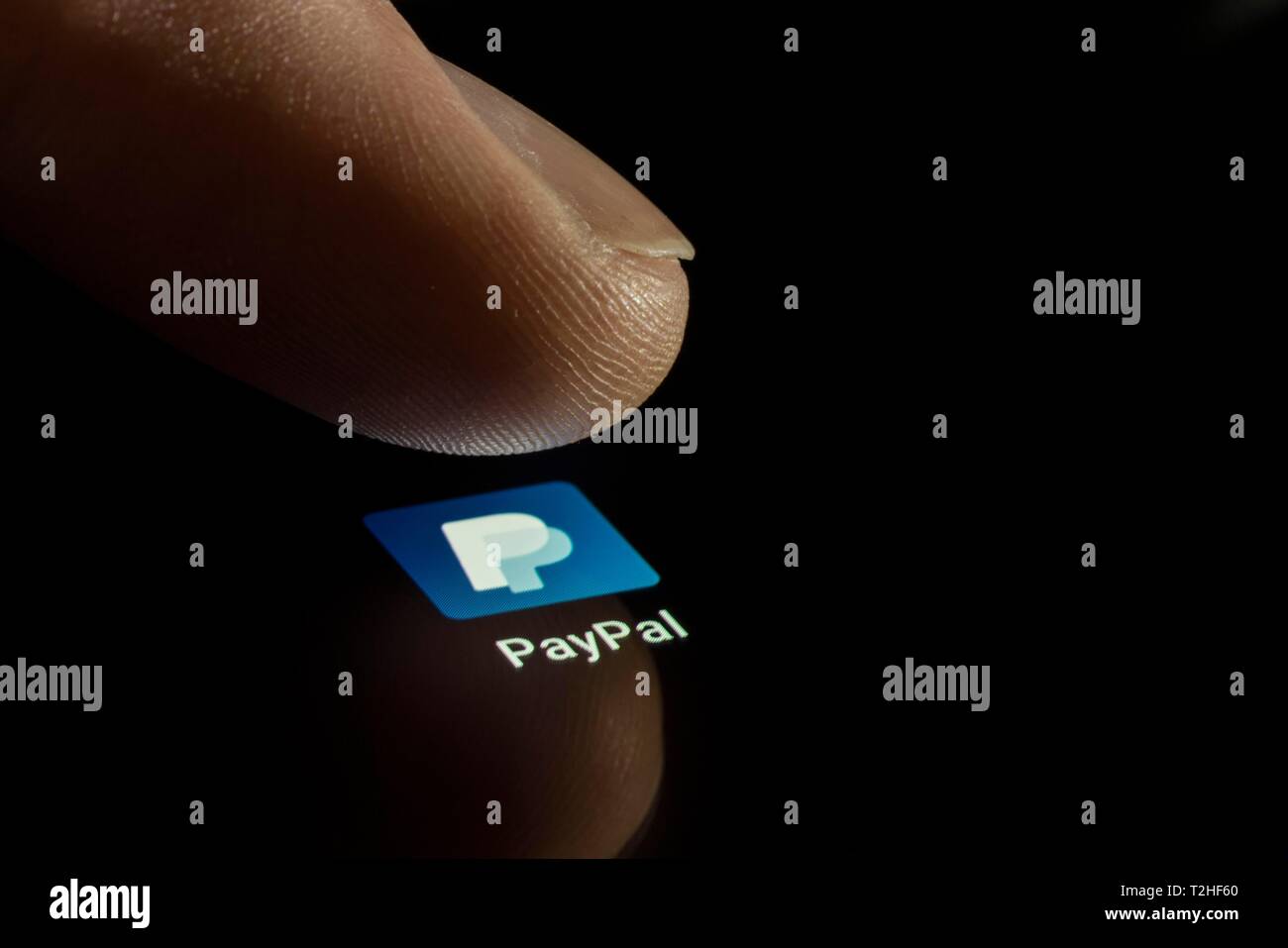 PayPal icona app su un display, con un dito, telefono cellulare, smartphone, tablet, Germania Foto Stock