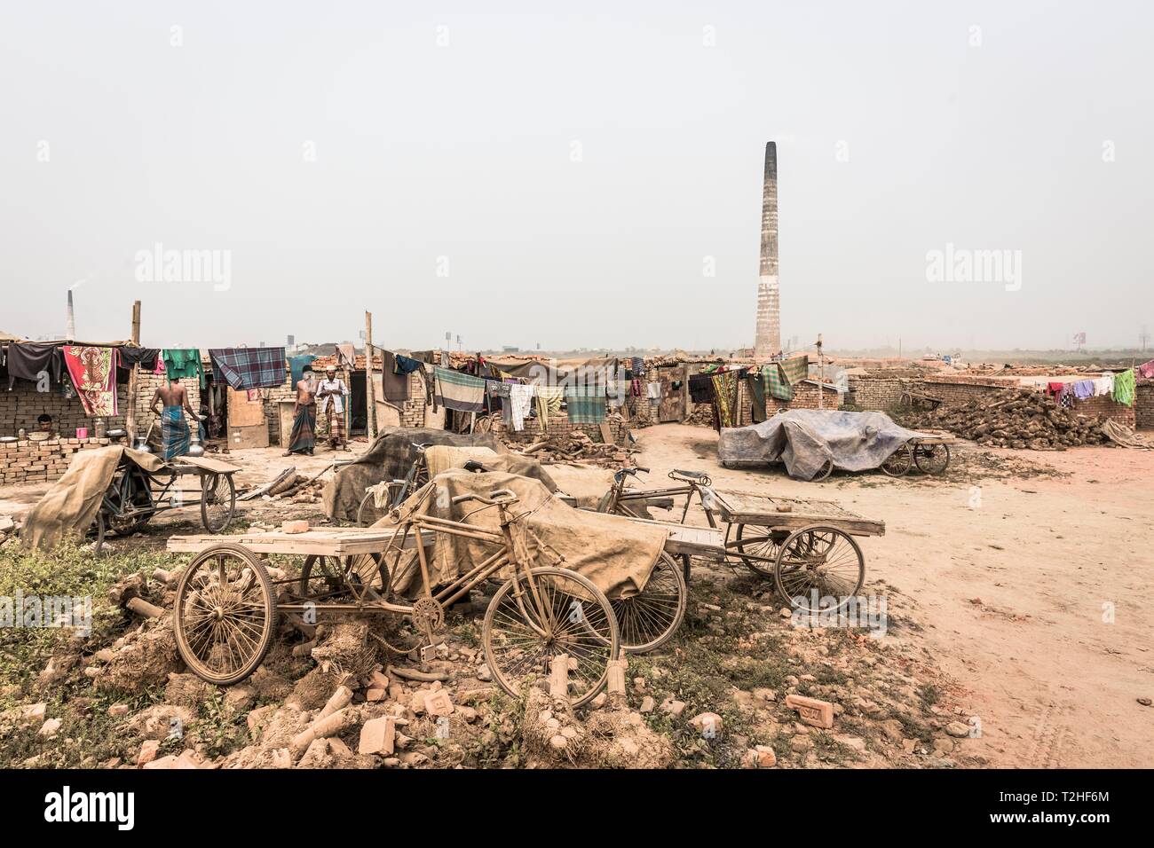 Semplici case, dei lavoratori capanne in pietra, brickyard vicino a Dacca in Bangladesh Foto Stock