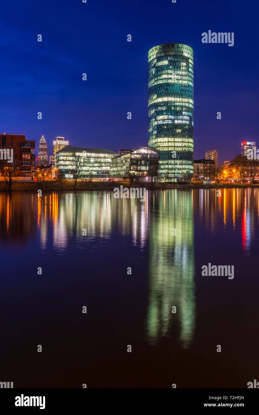 Skyline di Francoforte con Westhafen Tower, riflesso nei principali, night shot, Schaumainkai, Frankfurt am Main, Hesse, Germania Foto Stock