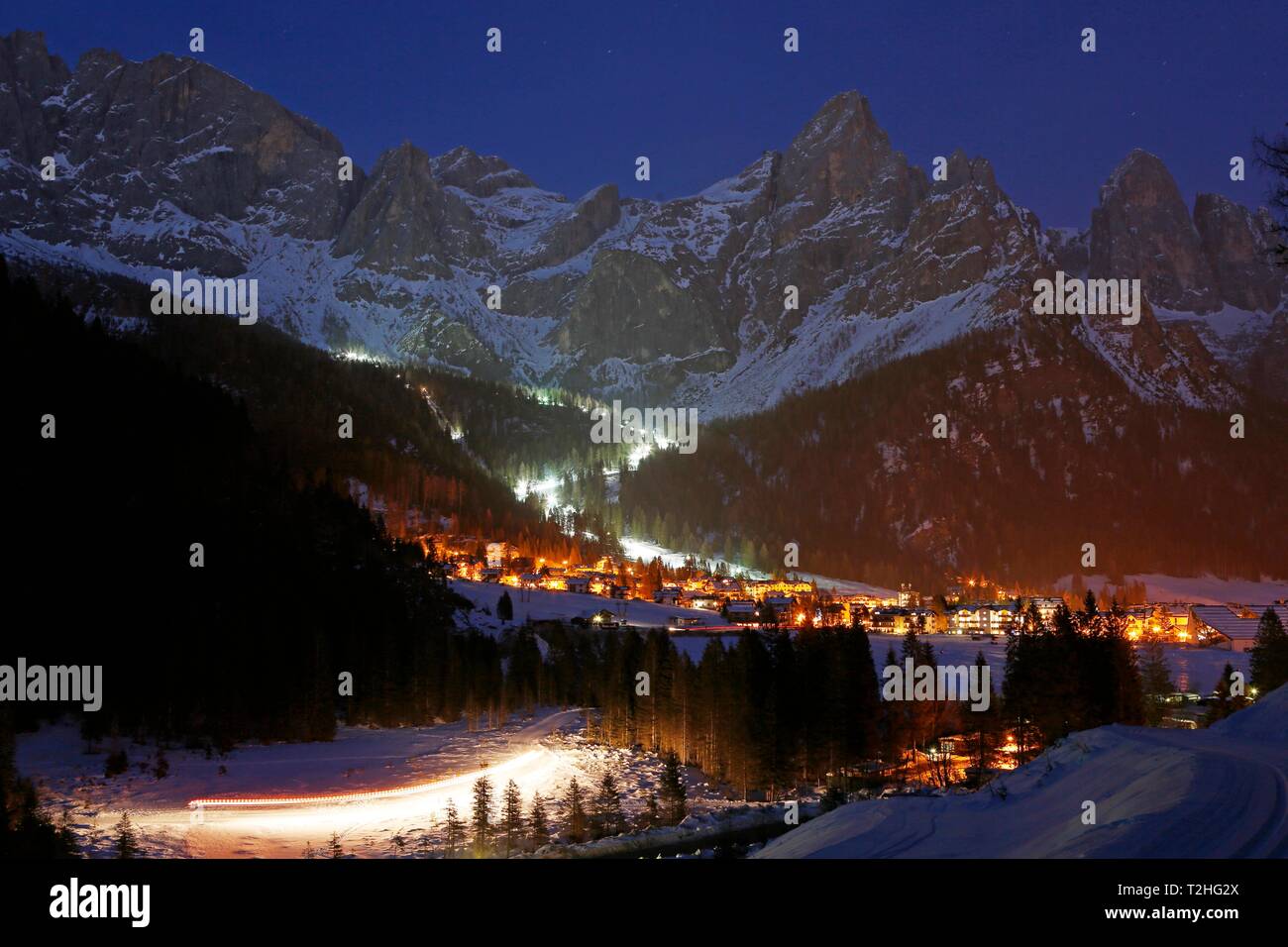 San Martino di Castrozza davanti a una coperta di neve sfondo di montagne in inverno, night shot, Trentino, Italia Foto Stock