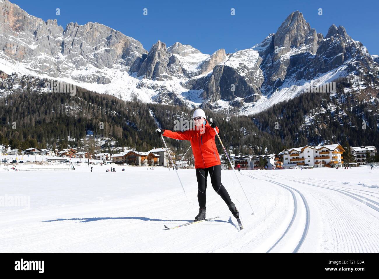 Cross-country sciatore, sci di fondo, il pattinaggio nel cross-country, pattinaggio, San Martino di Castrozza, Trento, Italia Foto Stock