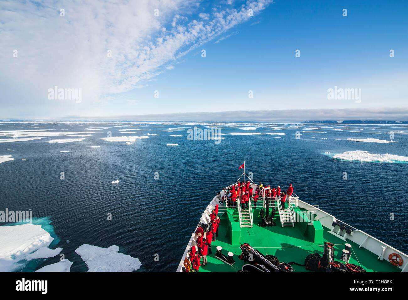 Expedition nave di navigare attraverso i ghiacci in Artico, Svalbard, Norvegia Foto Stock