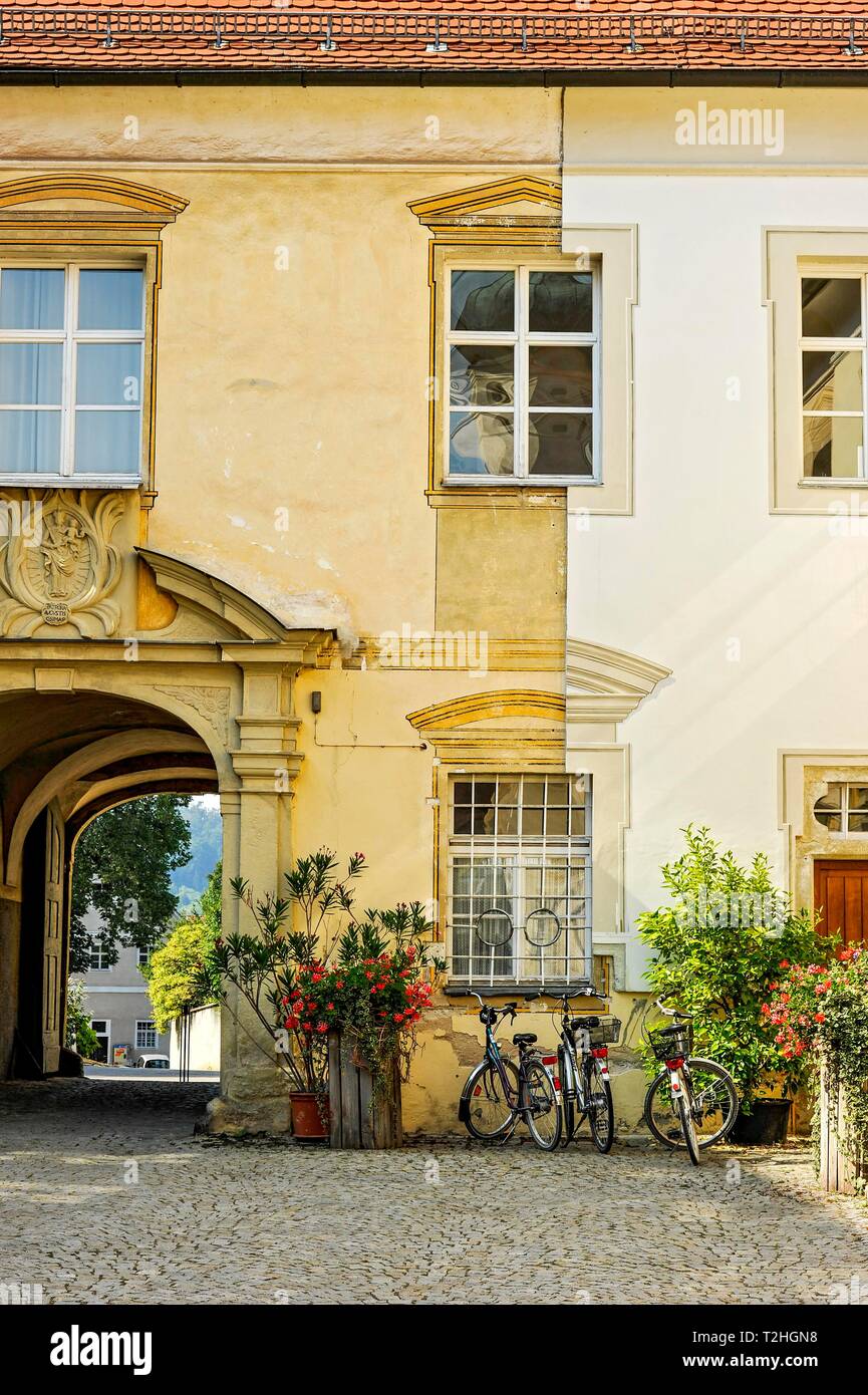 Lavori di ristrutturazione della facciata, facciata vecchia e nuova facciata, Plankstetten Monastero, Berching, Alto Palatinato, Baviera, Germania Foto Stock