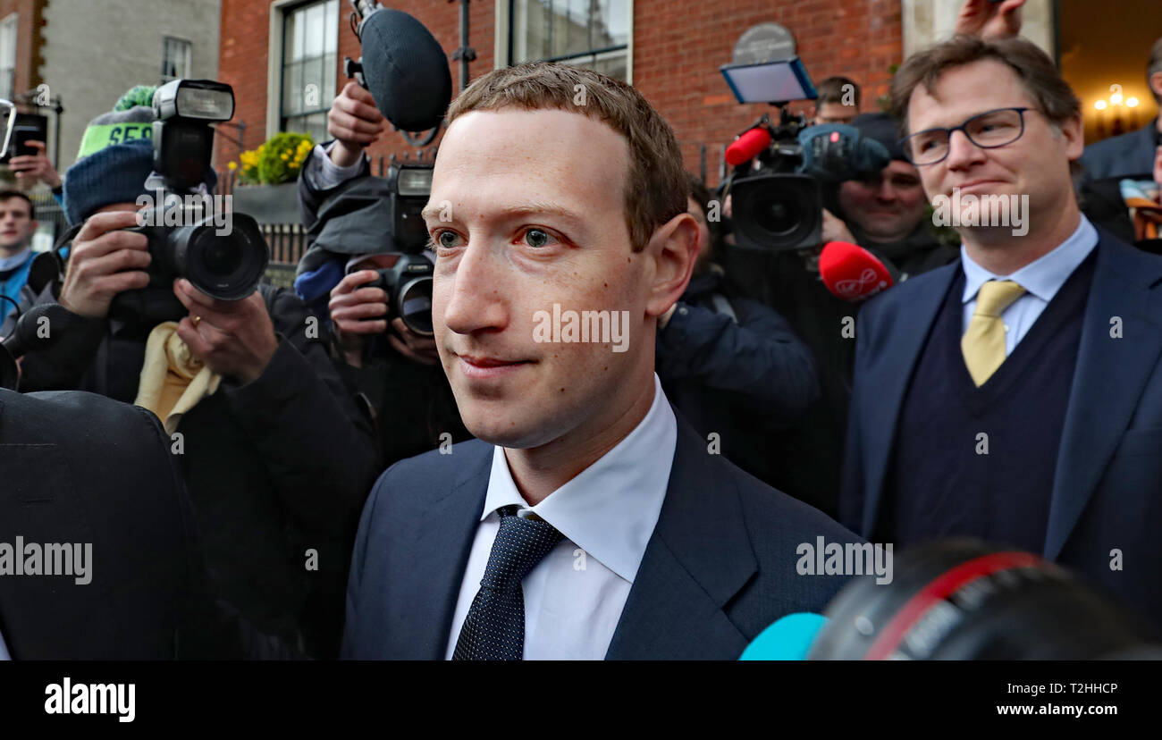 Il CEO di Facebook Mark Zuckerberg lasciando The Merrion Hotel in Dublin con la sua testa di politica globale e le comunicazioni Nick Clegg dopo un incontro con i politici a discutere il regolamento dei social media e contenuti nocivi. Foto Stock