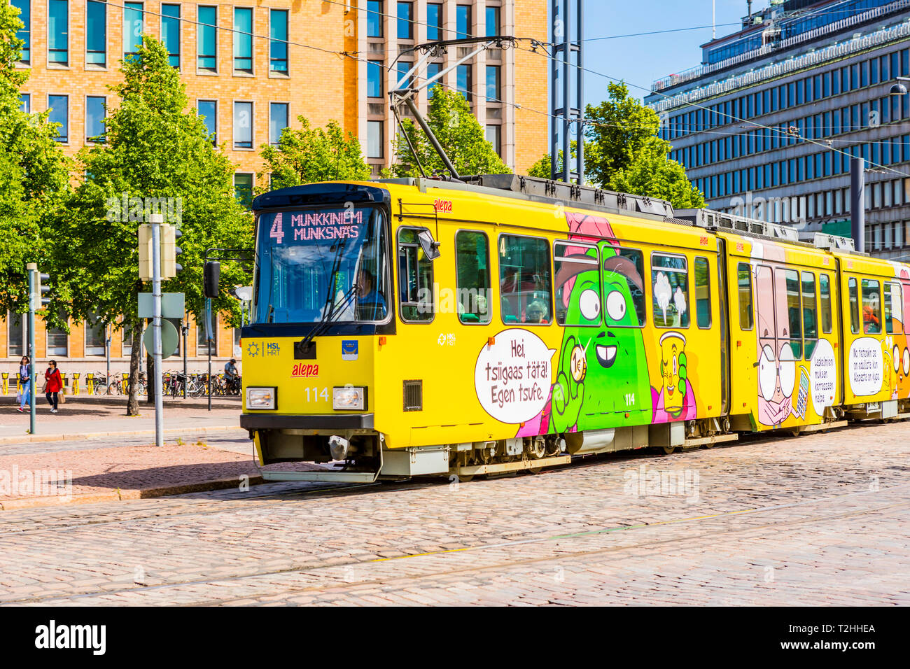Tram colorati a Helsinki, Finlandia, Europa Foto Stock