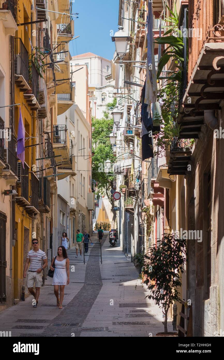 La gente camminare sulla strada di Cagliari, Sardegna, Italia, Europa Foto Stock