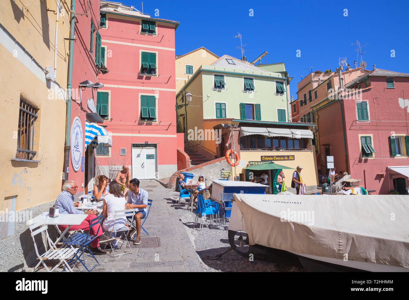 Persone mangiare presso il cafe di Boccadasse villaggio di pescatori, Genova, Liguria, Italia, Europa Foto Stock