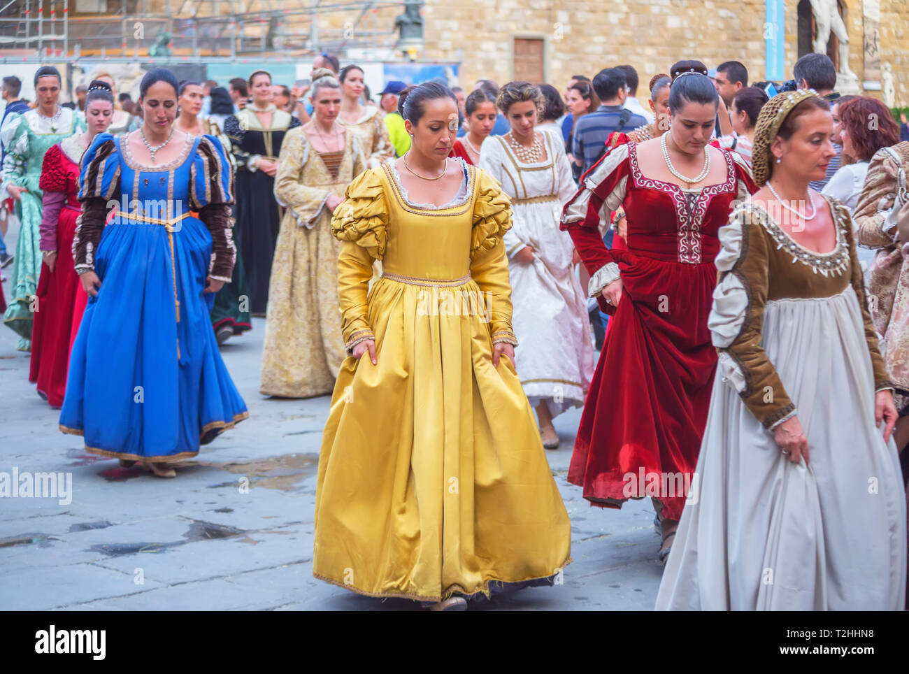 Le donne in marcia in costume di sposa durante il Calcio Storico Fiorentino festival in Piazza della Signoria a Firenze, Toscana, Italia, Europa Foto Stock