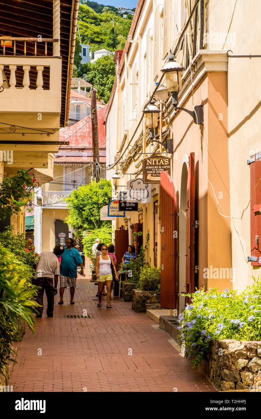 People shopping nel centro cittadino di Charlotte Amalie, san Tommaso, Isole Vergini USA, Caraibi Foto Stock