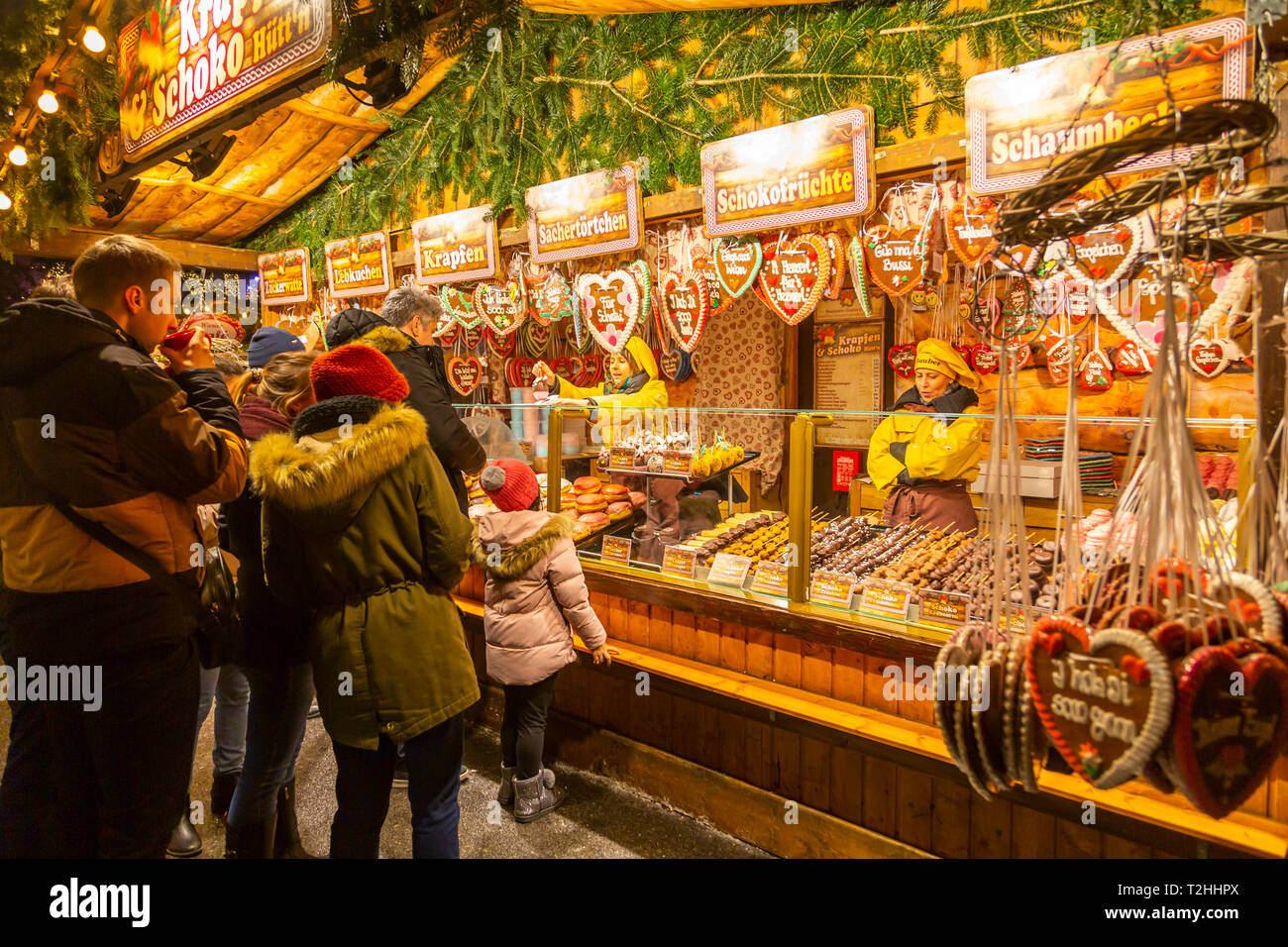 Le persone al mercato di Natale in stallo durante la notte in Rathausplatz di Vienna, Austria, Europa Foto Stock