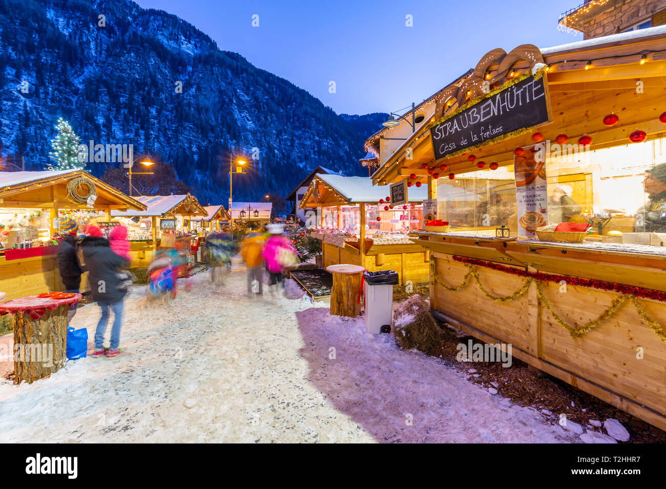 Mercatino di Natale al tramonto a Campitello di Fassa, la Val di Fassa in Trentino, Italia, Europa Foto Stock