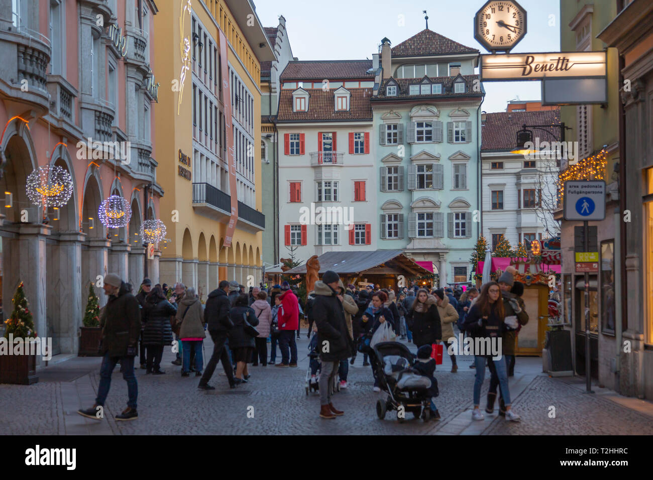 I clienti al mercatino di Natale in piazza Walther a Bolzano, Italia, Europa Foto Stock