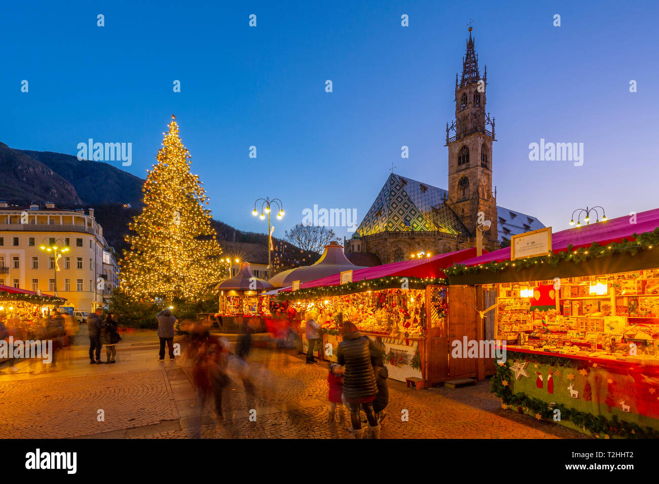 Cattedrale di Bolzano e lunga esposizione dei clienti presso il Mercatino di Natale in piazza Walther a Bolzano, Italia, Europa Foto Stock