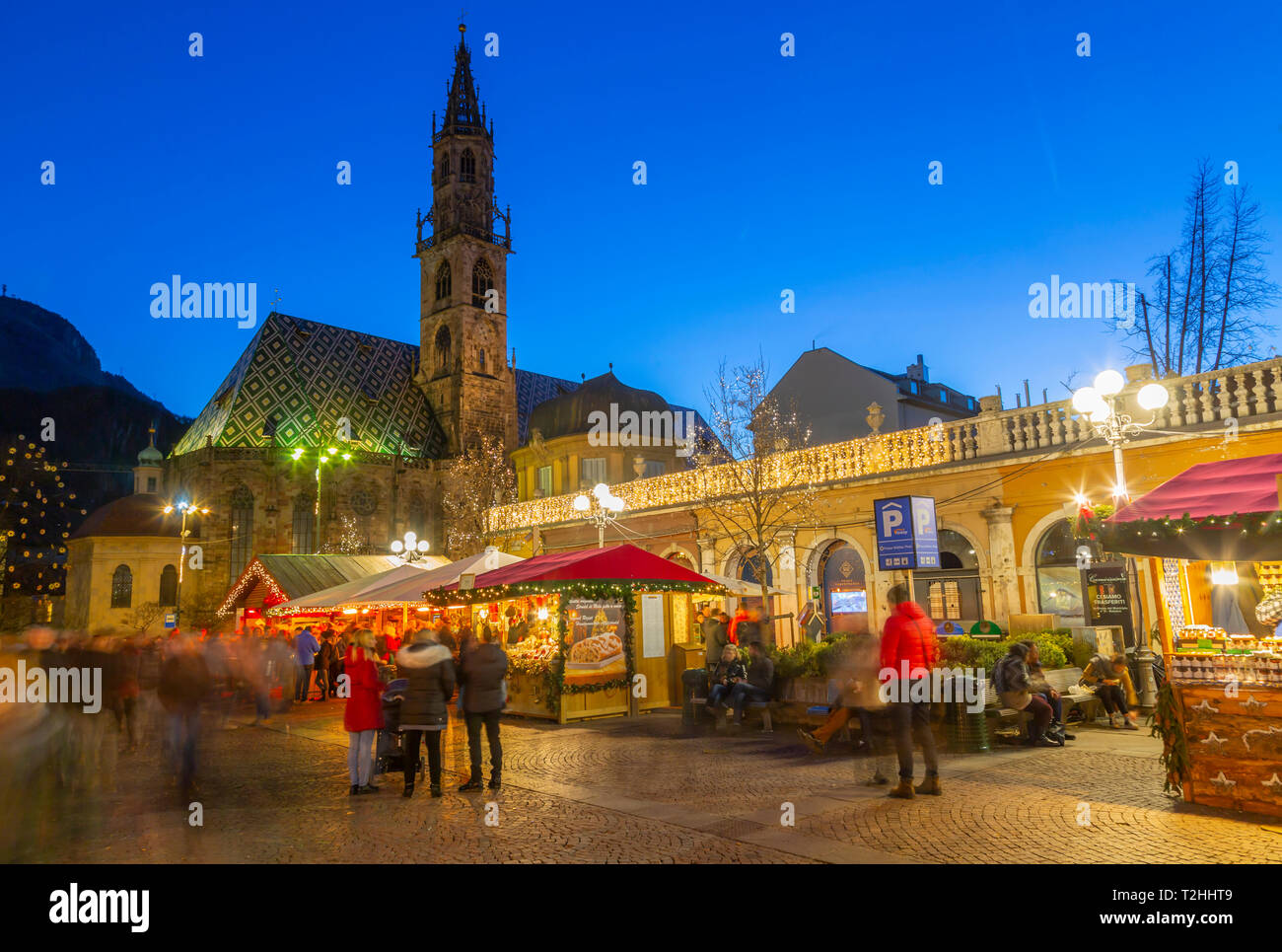 Cattedrale di Bolzano e lunga esposizione dei clienti presso il Mercatino di Natale in piazza Walther a Bolzano, Italia, Europa Foto Stock