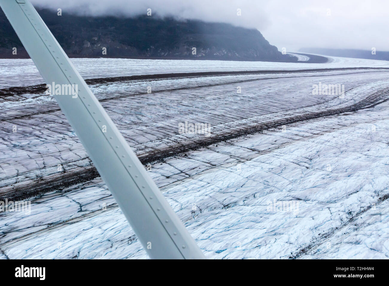 Vista aerea del ghiacciaio Meade, un ghiacciaio della valle formata nella gamma Chilkat vicino Haines, Alaska, Stati Uniti d'America Foto Stock
