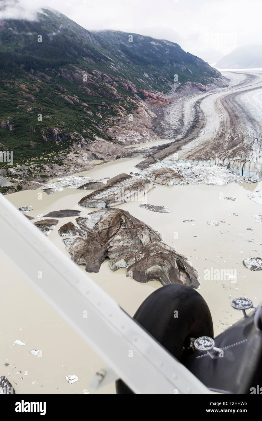 Vista aerea di ghiaccio hanno partorito dal ghiacciaio Meade, una valle ghiacciaio della gamma Chilkat vicino Haines, Alaska, Stati Uniti d'America Foto Stock