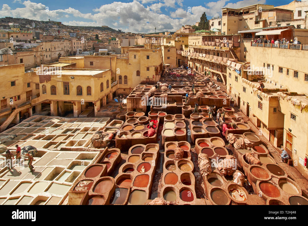 Il Marocco Fes Medina La conceria CHOUARA con pelli in vasche con pigmenti colorati e turisti guardano da un balcone Foto Stock